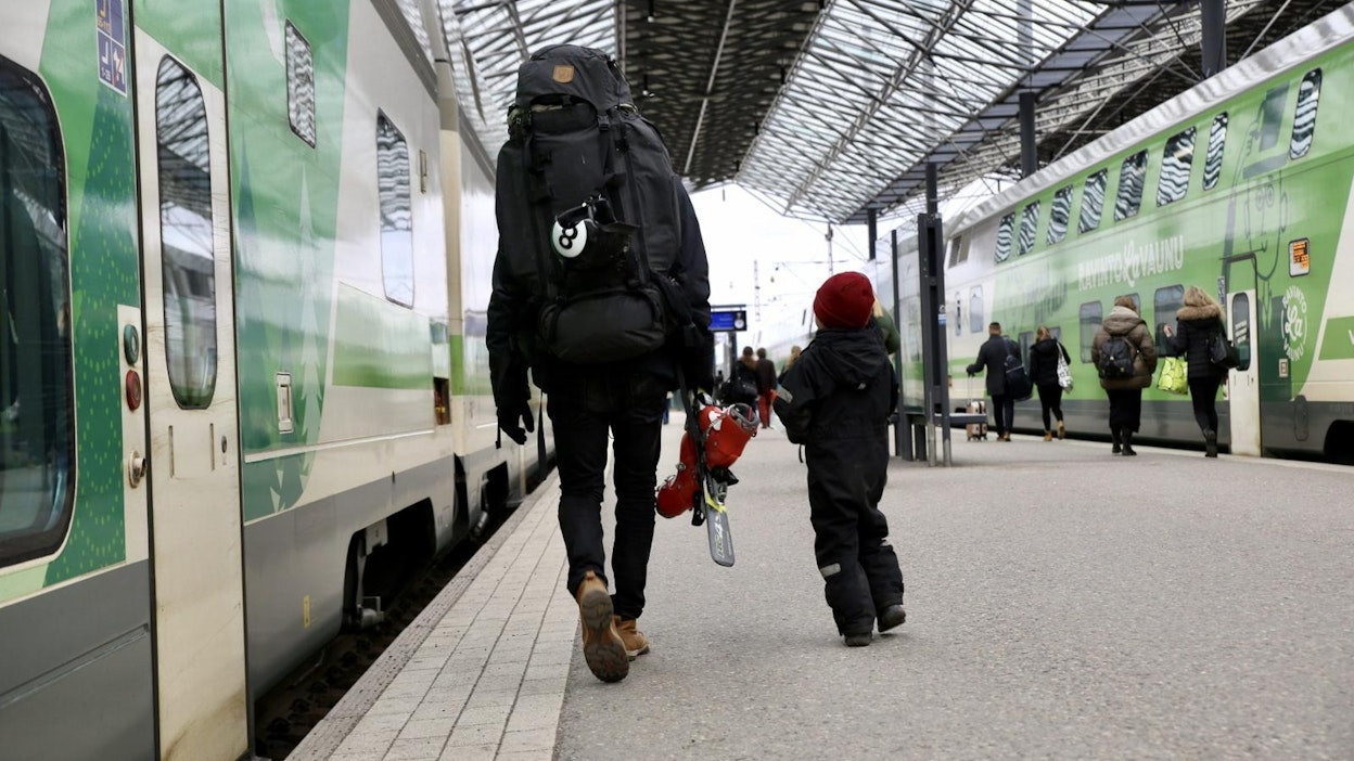 Talvilomasesongin aikana muun muassa junissa ja tieliikenteessä on runsaasti matkustajia. Vilkkaimpia matkustuspäiviä ovat lomaviikkojen alkamisia edeltävät perjantait ja viikonloput. LEHTIKUVA / HANNA MATIKAINEN