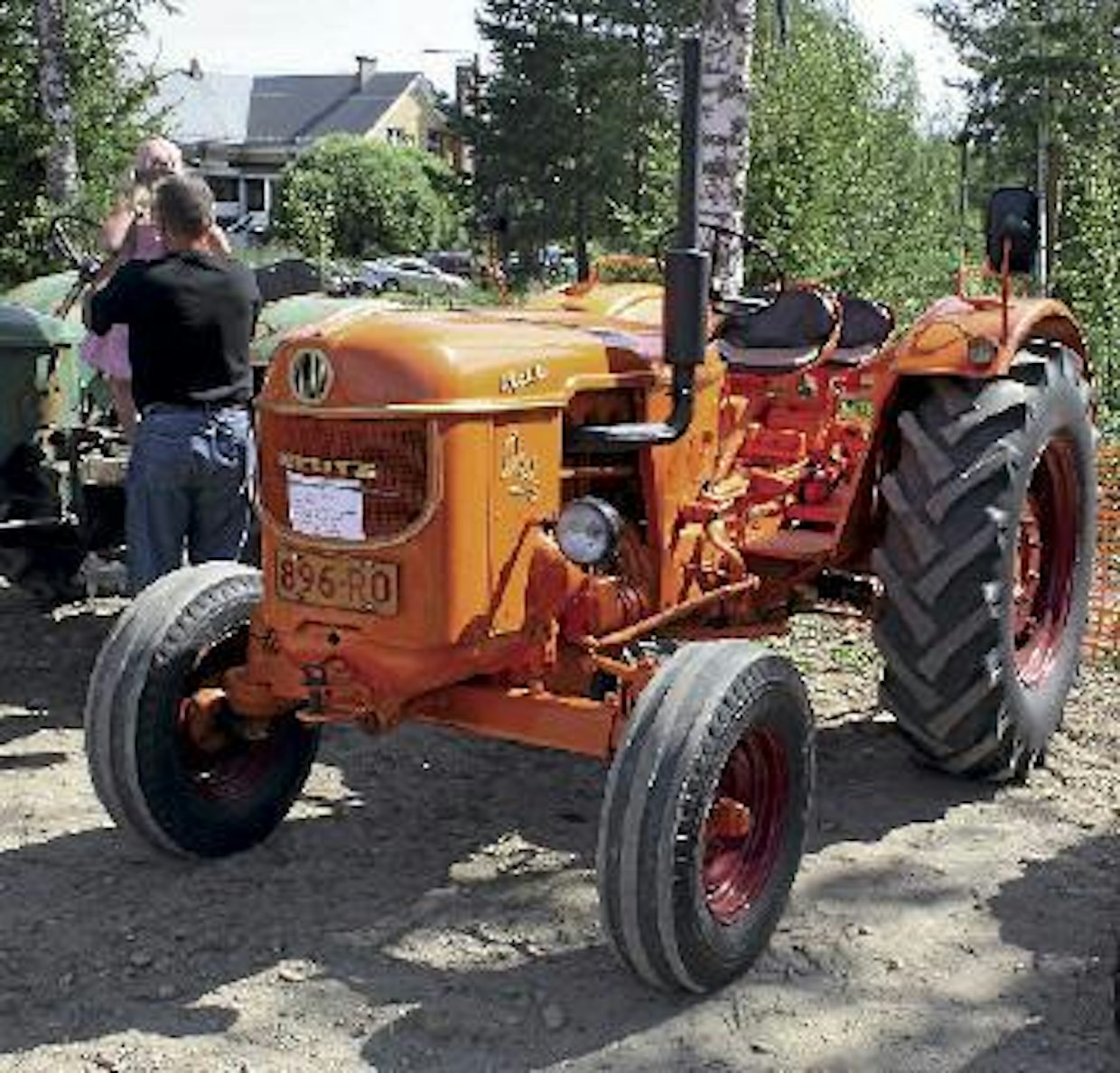 Saksalaiset olivat ja ovat vieläkin ihastuneita vihreisiin traktoreihin, minkä vuoksi enimmät saksalaismerkit on sotien jälkeen maalattu vihreiksi. Vihreä ei kaikkialla ole ollut yhtä hyvässä maineessa, niinpä vientikoneita on maalattu monipuolisemmilla sävyillä. Suomeen tuodut Deutzit olivat päälle 50 vuotta sitten yleensä oransseja. D40S kuului silloisen malliston järeämpään päähän, tehoa 40 hv ja painoa  1 900 kg. Saksassa traktorit olivat tuohon aikaan samanlaisia yleisajoneuvoja kuin Suomessakin, etevään paikkaan sijoitettu apukuskin istuin on ollut asiaa kyläreissuilla. (Isokyrö)