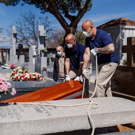 Yli kolme neljäsosaa Euroopan koronakuolemista on tapahtunut Italiassa ja Espanjassa. LEHTIKUVA/AFP