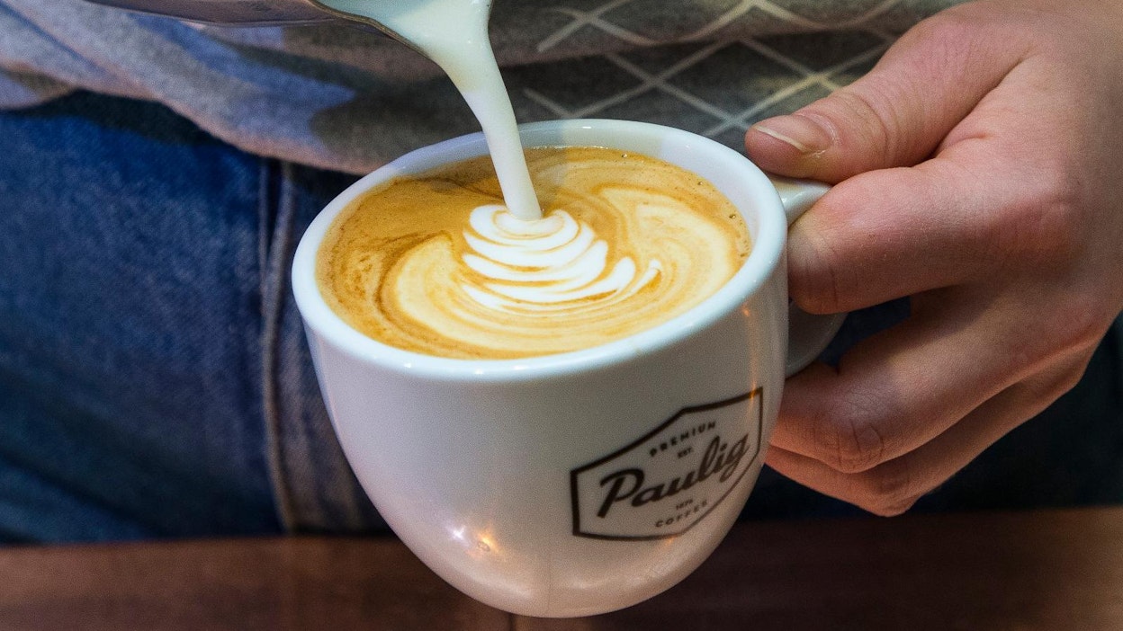 Vegaaninen maitojuoma on pääkaupunkiseudun kahviloissa vakiovaihtoehto.