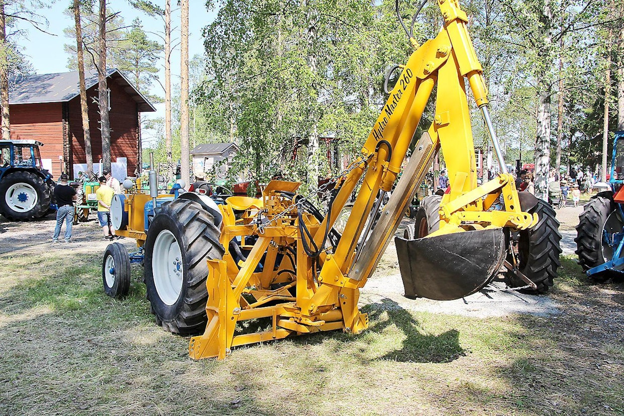 Alkuaan Helsingissä toimineen Työstö-Valu Oy:n ja myöhemmin Lännen Sokerin Säkylän konepajan tekemä Hydro-Master oli Riuku-Vammaksen ohella ensimmäisiä kotimaisia traktorikaivureita. Vuoteen 1971 mennessä valmistui päälle 1 000 kaivuria. (Oulainen)