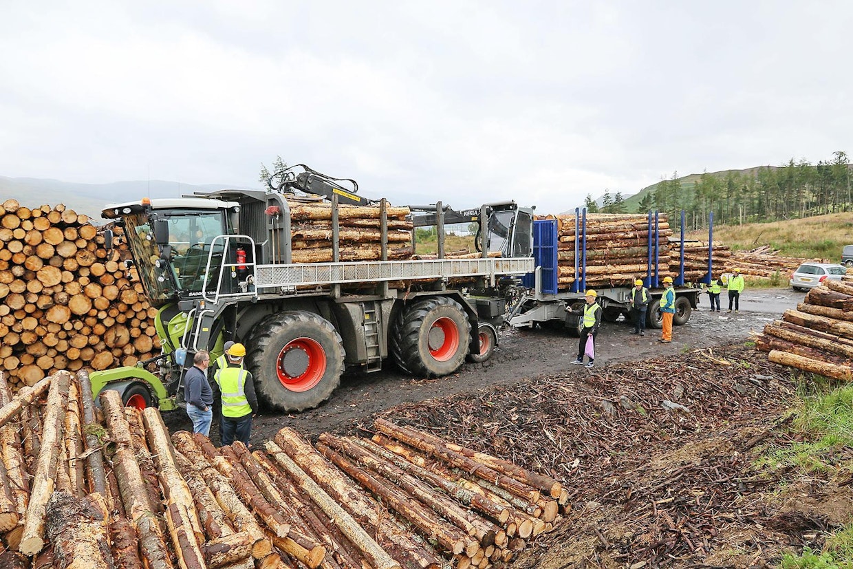 Howie Forestryn Claas Xerion -perustainen jatketun lähikuljetuksen yhdistelmä on massiivinen kokonaisuus. 50 tonnin kokonaispainosta kuormaa on 25 tonnia. Ohjaamosta pääsee nosturin ohjaamoon hydraulisesti alaslaskettavaa valkoista kulkusiltaa pitkin. Pyöriä yhdistelmässä on kaikkiaan 22.