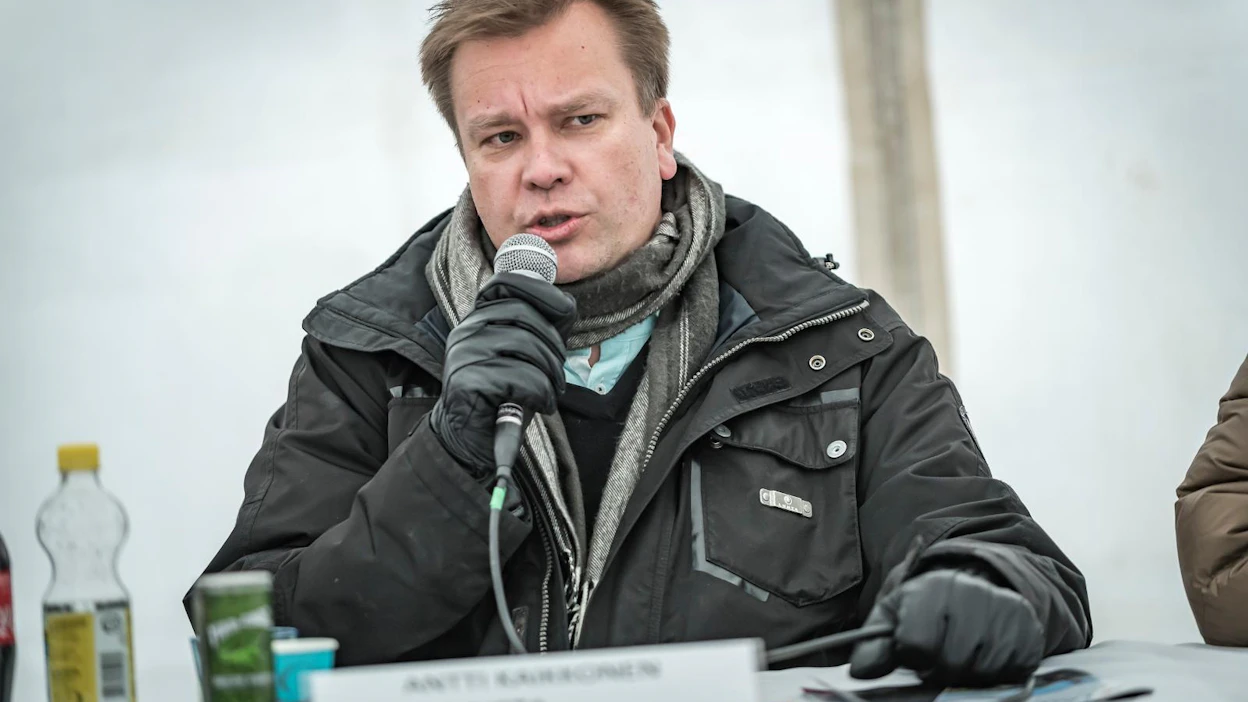 Antti Kaikkonen huomautti, että pelkästään puheenjohtajan vaihdolla keskustan vaalitappiosta seurannutta ahdinkoa ei ratkaista.