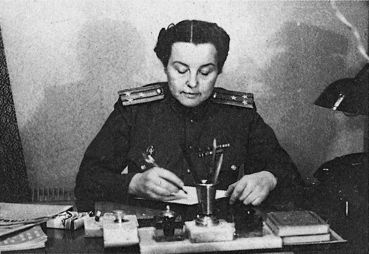 Eversti Zoja Rybkina Vorkutan vankileirin apulaisjohtajana 1950-luvulla.