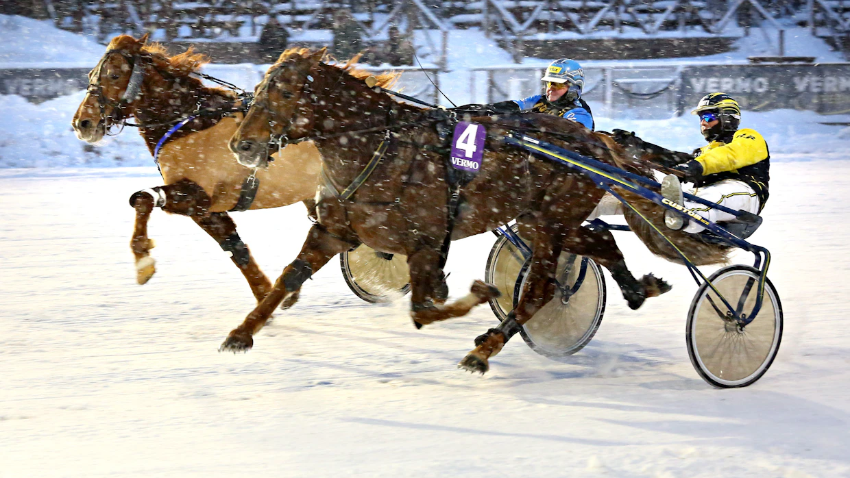 Vauhtis kulki viime talvena voitosta voittoon. Tässä taakse jää Morison.