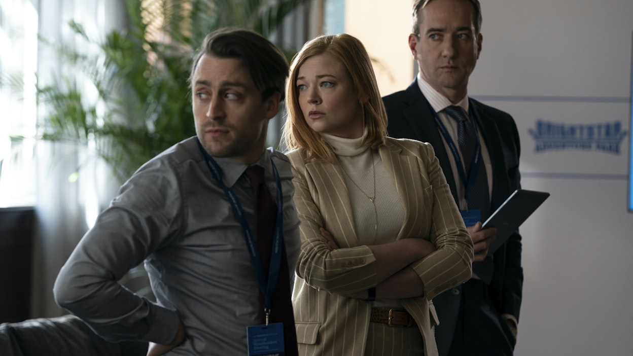 Kieran Culkin (vas.), Sarah Snook ja Matthew Macfadyen eli Successionin Roman Roy, Siobhan "Shiv" Roy ja hänen aviomiehensä Tom Wambsgans.