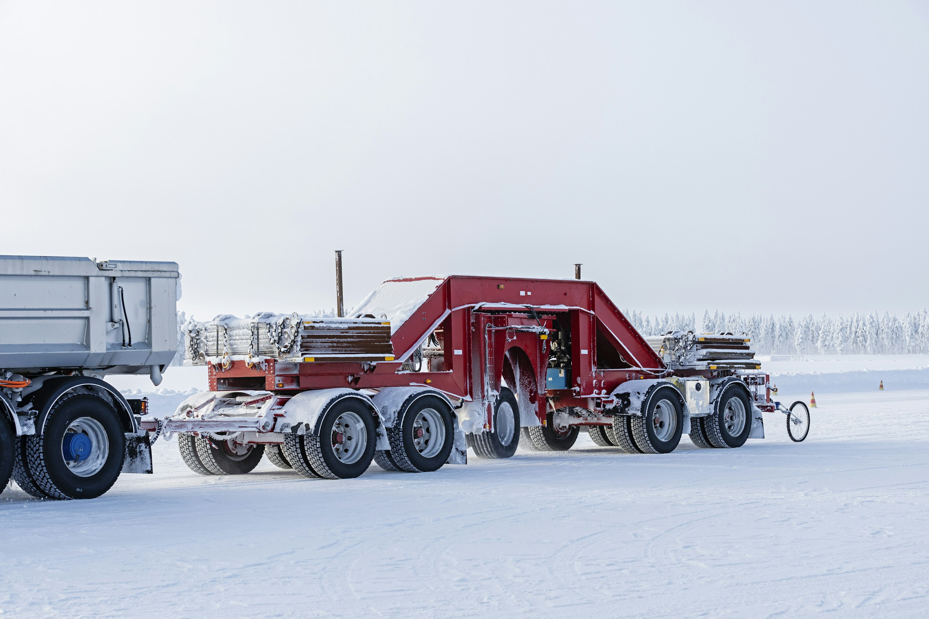 Oulun yliopiston kitkanmittausperävaunun avulla pystytään mittaamaan esimerkiksi dynaamisia rengasvoimia kaarrejarrutuksessa.