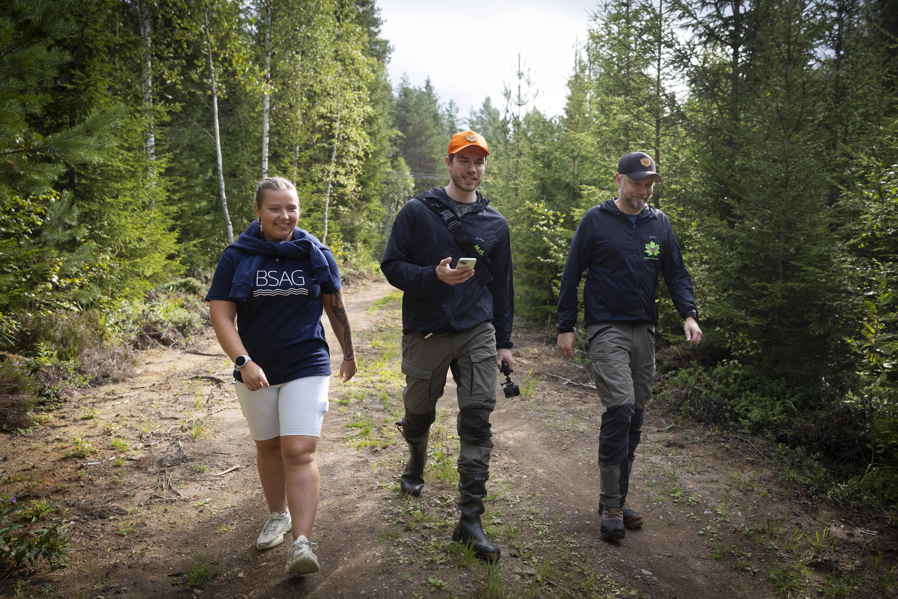 Yhteistyö on ollut sujuvaa, kertovat Katri Kaartovuori (vas) Baltic Sea Action Groupilta sekä Matias Sarusto (kesk) ja Mikko Rantanen Mikon Metsäpalvelu Oy:stä.