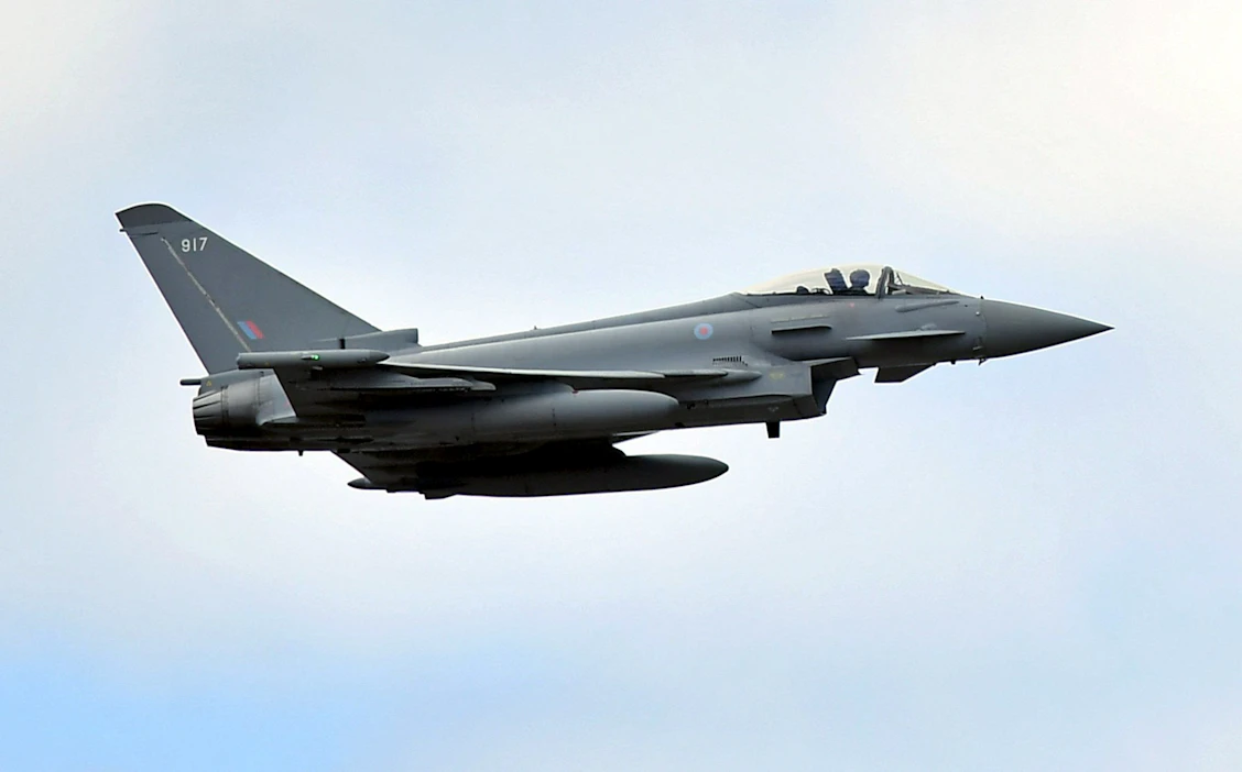 Britannian kuninkaallisten ilmavoimien Eurofighter Typhoon -hävittäjiä nähdään Baana 23 -maantietukiharjoituksessa, joka järjestetään ensi viikolla Tervossa Pohjois-Savossa. LEHTIKUVA/AFP.