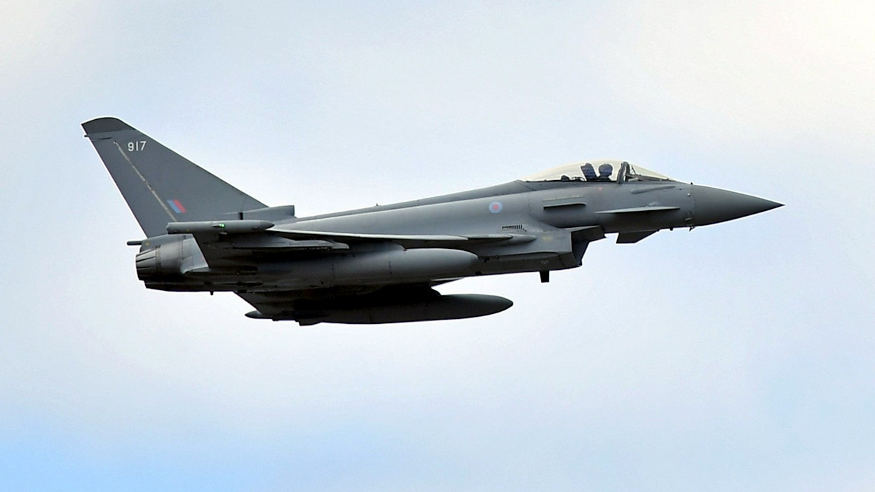 Britannian kuninkaallisten ilmavoimien Eurofighter Typhoon -hävittäjiä nähdään Baana 23 -maantietukiharjoituksessa, joka järjestetään ensi viikolla Tervossa Pohjois-Savossa. LEHTIKUVA/AFP. 