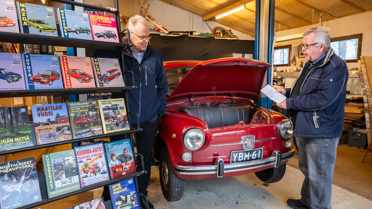 Teekkarikaverusten Seppo Tynkkysen ja Raimo Niemelän rohkea yritys synnytti korjaamokäsikirjojen klassikon liki 50 vuotta sitten.