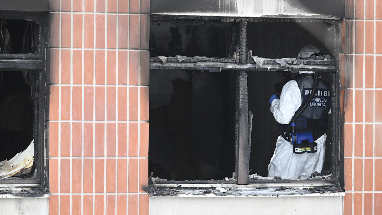 STT:n tietojen mukaan palossa olisi kuollut kolme lasta sekä äiti ja isä. Poliisi on ottanut kiinni yhden ihmisen rikoksesta epäiltynä. LEHTIKUVA.