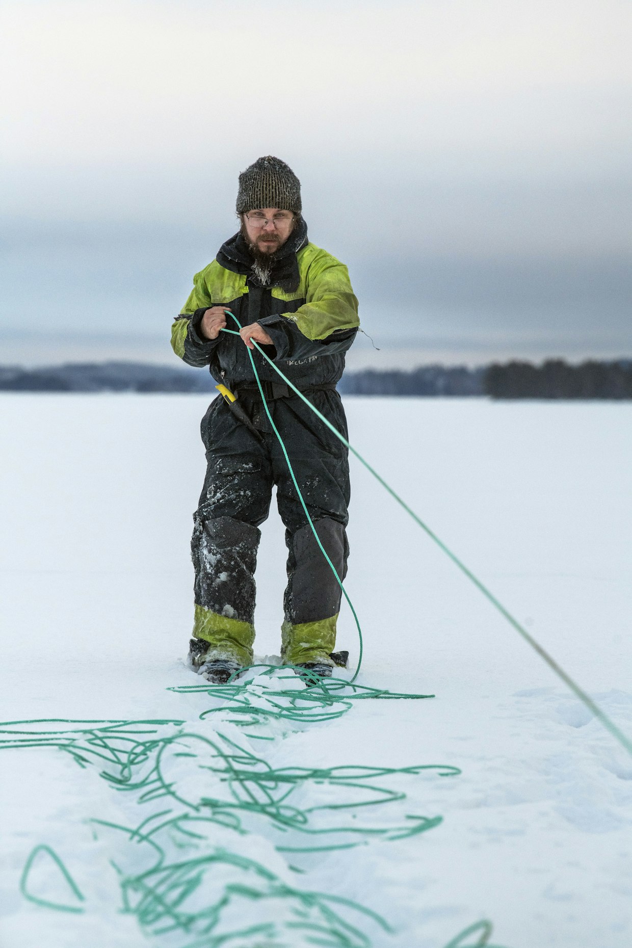 Saarijärveläinen ammattikalastaja Juha Piilola työssään.