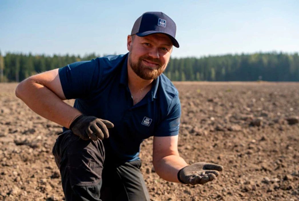 Ala-Nummelan tilalla viljellään monipuolisesti eri kasvilajeja: syysvehnää, syysrypsiä, kuminaa, hernettä, mallasohraa ja vuonna 2024 ensimmäistä kertaa myös sokerijuurikasta. Kuva: Petteri Kari.