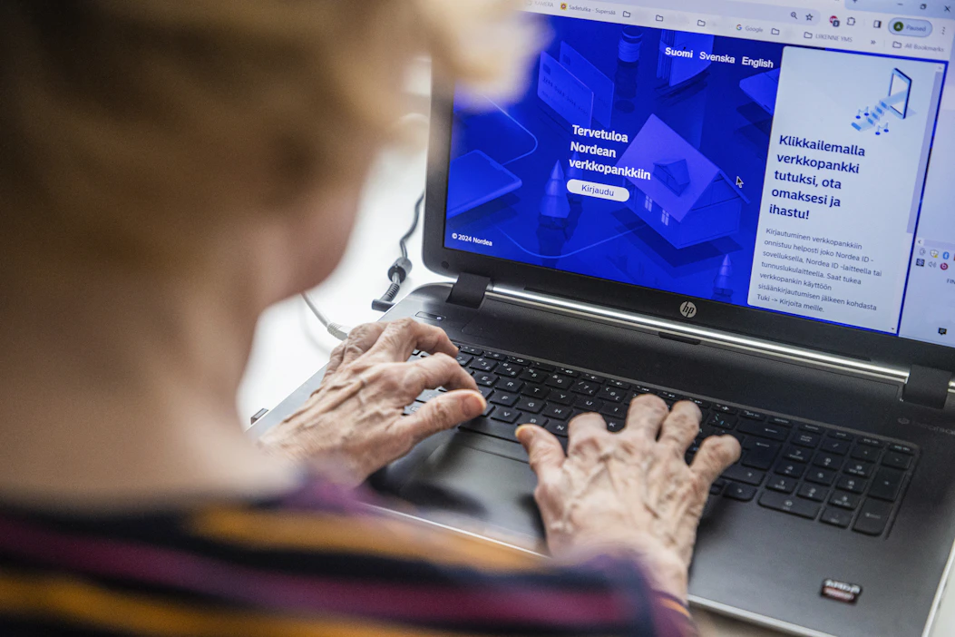 Ihmisiä on moneen junaan, joten digiasioissa kannattaa käyttää hetki miettimiseen, vanhusasiavaltuutettu Päivi Topo sanoo.