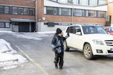 Minna Ykspuu kuskaa poikaansa Aaro Bäcklundia Pirkanmaan ja Keski-Suomen maakuntarajan yli Haapamäen yhteiskouluun Keuruulle. .