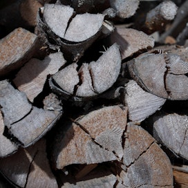 Pientaloissa ja maatiloilla kiinteää puuta paloi viime vuonna 6,9 miljoonaa kuutiometriä.