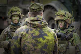 Puolustusvoimain komentaja Janne Jaakkola tutustui kesällä Kuhmon Vuosangassa käytävään kansainväliseen sotaharjoitukseen.