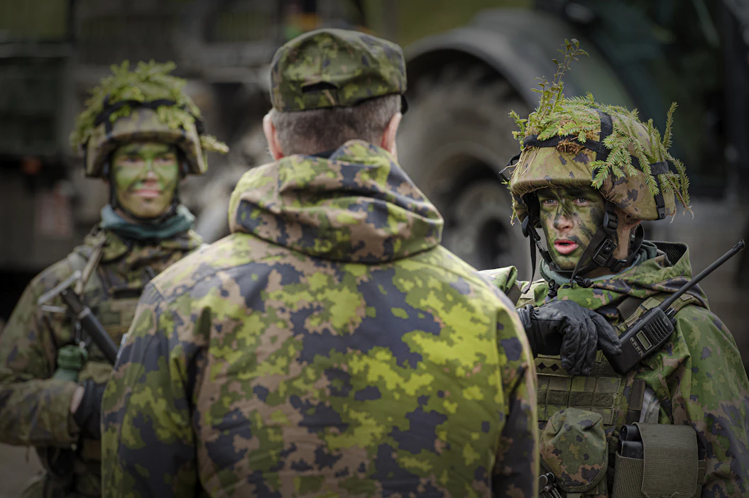 Puolustusvoimain komentaja Janne Jaakkola tutustui kesällä Kuhmon Vuosangassa käytävään kansainväliseen sotaharjoitukseen.