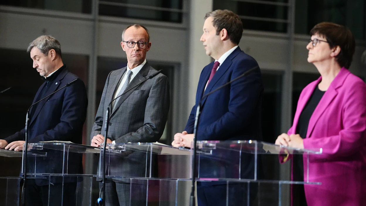 CSU:n puheenjohtaja Markus Söder (alkaen vasemmalta), CDU:n puheejohtaja Friedrich Merz sekä SPD:n puheenjohtajat Lars Klingbeil ja Saskia Esken kertoivat Berliinissä Saksan velkajarrun uudistamisesta.