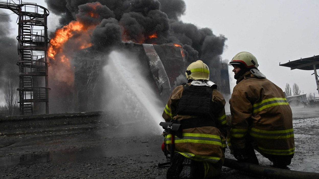 Venäjän eilinen lennokkihyökkäys sytytti tuleen huoltoaseman Harkovassa, ja palo levisi läheisiin asuintaloihin. Viime yön tuhoja kuvattiin alustavasti vähäisiksi. LEHTIKUVA / AFP. 