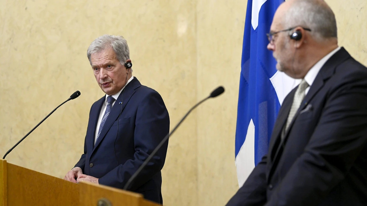 Presidentti Sauli Niinistö (vas.) keskusteli Viron presidentin Alar Karisin kanssa tänään Tallinnassa muun muassa turvallisuustilanteesta. LEHTIKUVA / Emmi Korhonen.