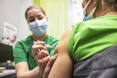 Syöpärokotteita testanneet tutkijat uskovat, että rokote syöpään onnistutaan kehittämään myös ihmisille.