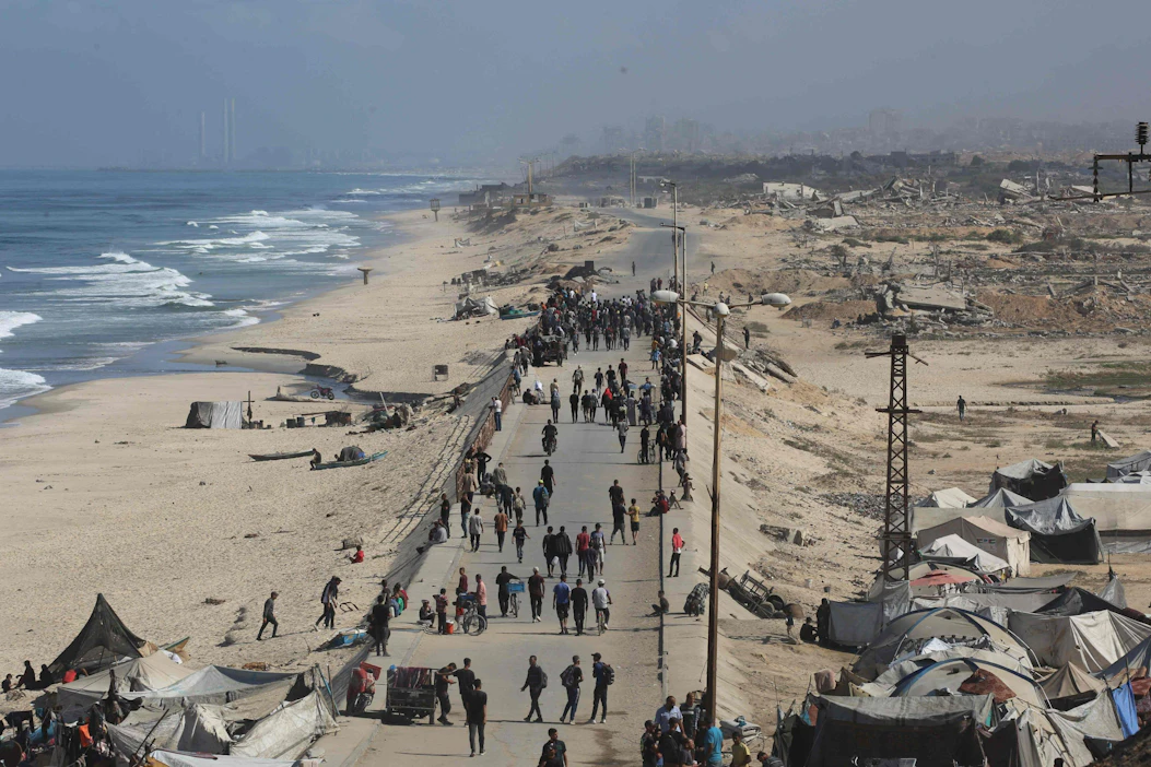 Gazan väestönsuojeluviranomaisten mukaan kalustoa ja joukkoja on vedetty pois useilta alueilta Gazasta. LEHTIKUVA/AFP.