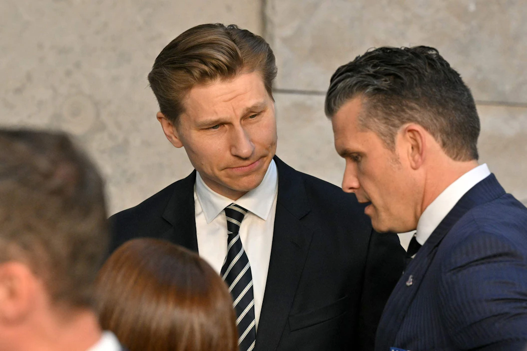 Puolustusministeri Antti Häkkäsen (kok.) mukaan tarve menojen nostamiseen liittyy puolustussuunnittelusta tuleviin uusiin suorituskykytavoitteisiin. Kuvassa myös Yhdysvaltain puolustusministeri Pete Hegseth (oik).