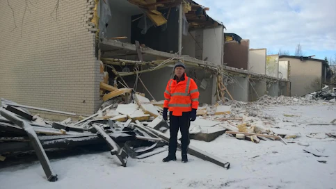 Raimo Flink entisen kotinsa edustalla. Tampereen Härmälässä sijainneessa taloyhtiössä oli 36 asuntoa, jotka purettiin kaatopaikan läheisyydestä.