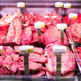 Suomalaisista kaupoista ei brasilialaislihaa helpolla löydä. Ulkomaista lihaa sen sijaan on myynnissä, tosin selvästi vähemmän kuin kotimaista. Kuva on Sokoksen S-marketin Wotkin&apos;s-lihatiskiltä.