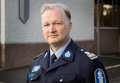 Oulun poliisilaitoksen esikuntapäällikkö, ylikomisario Urpo Kössö ehdottaa, että harvaan asuttujen alueiden poliisipulan ratkaisemisessa yksi asia voisi olla niin sanottu syrjäseutulisä.