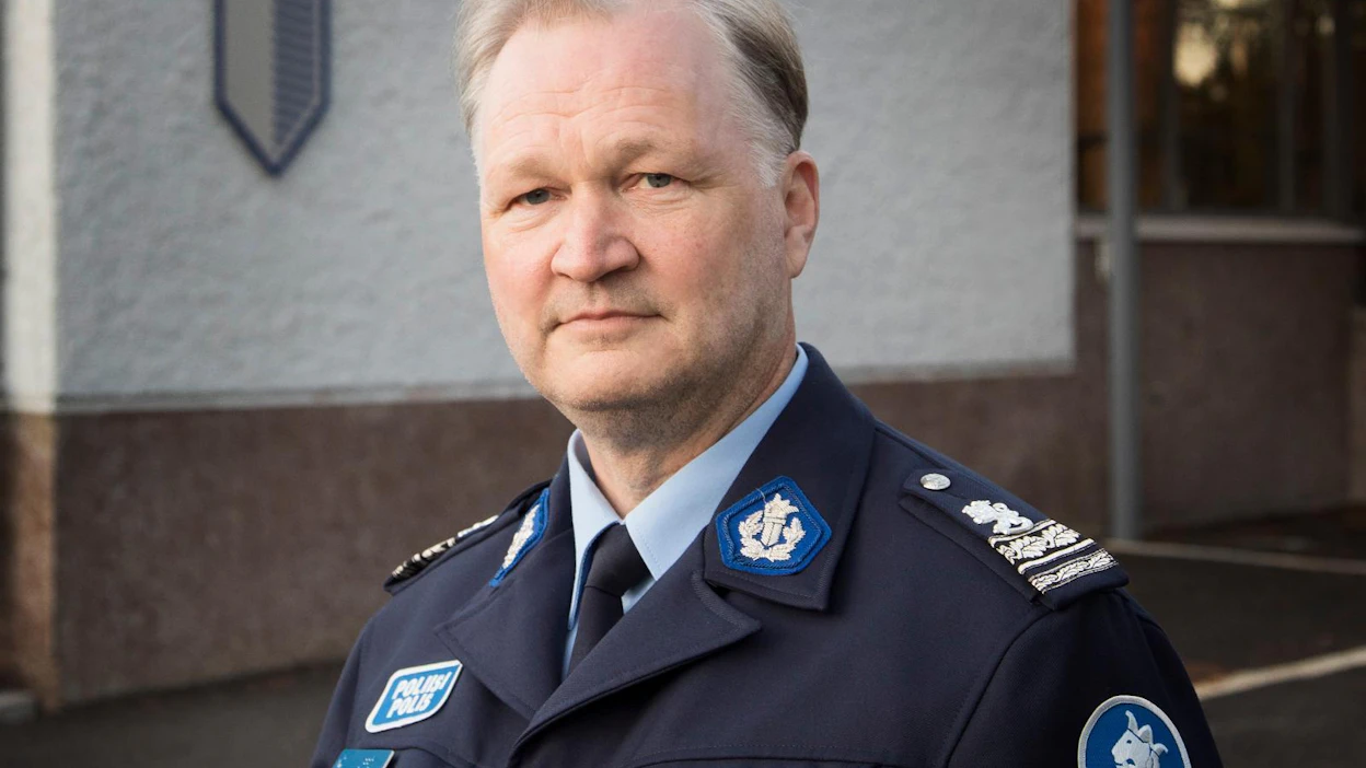 Oulun poliisilaitoksen esikuntapäällikkö, ylikomisario Urpo Kössö ehdottaa, että harvaan asuttujen alueiden poliisipulan ratkaisemisessa yksi asia voisi olla niin sanottu syrjäseutulisä.