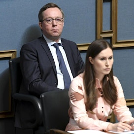 Elinkeinoministeri Mika Lintilä (kesk.) ja pääministeri Sanna Marin (sd.) eduskunnan täysistunnossa Helsingissä 6. toukokuuta 2020.