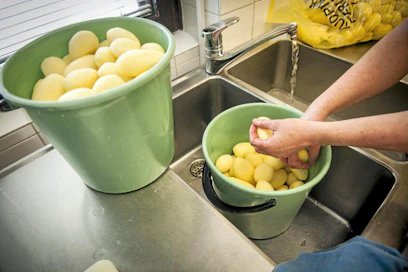 Sari Päivä huuhtelee perunoita, Palvelukeskus Eedilä, keittiö Kasari, ruoka,