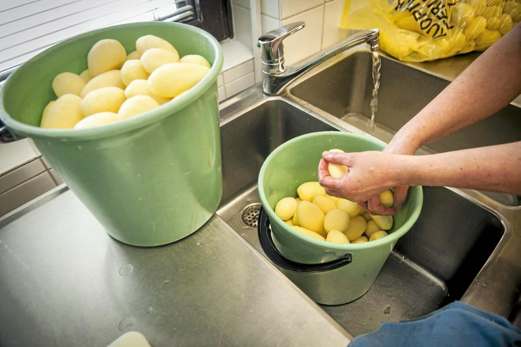 Sari Päivä huuhtelee perunoita, Palvelukeskus Eedilä, keittiö Kasari, ruoka,
