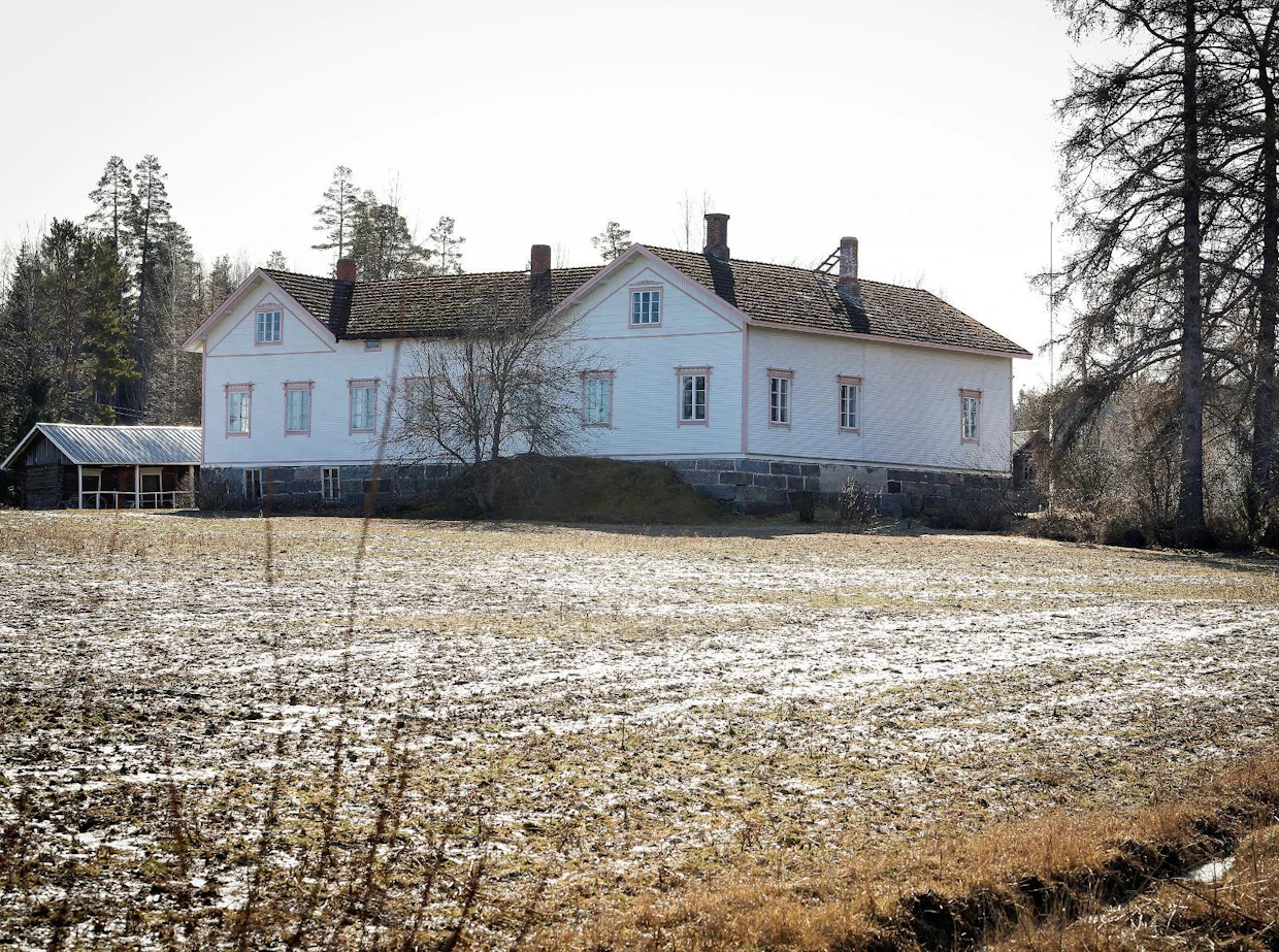 Perä-Lättilän päärakennus on peräisin viime vuosisadan alusta.