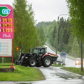 Traktori menossa tankkaukseen lannoitteenlevitin perässään kesällä 2016.