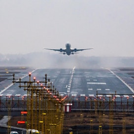 Koronavirus on tyhjentänyt koneet monilta reiteiltä ja lennoilta, mutta lentoyhtiöt pyrkivät lentämään sovitut lentonsa vaikka ilman matkustajia.