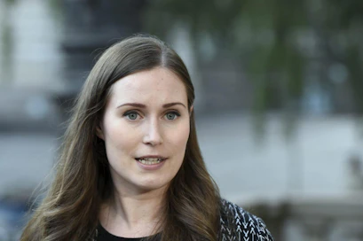 Pääministeri Sanna Marin (sd.) puhui medialle Säätytalon portailla hallituksen iltakoulun ja neuvotteluiden jälkeen Helsingissä. LEHTIKUVA / MARKKU ULANDER