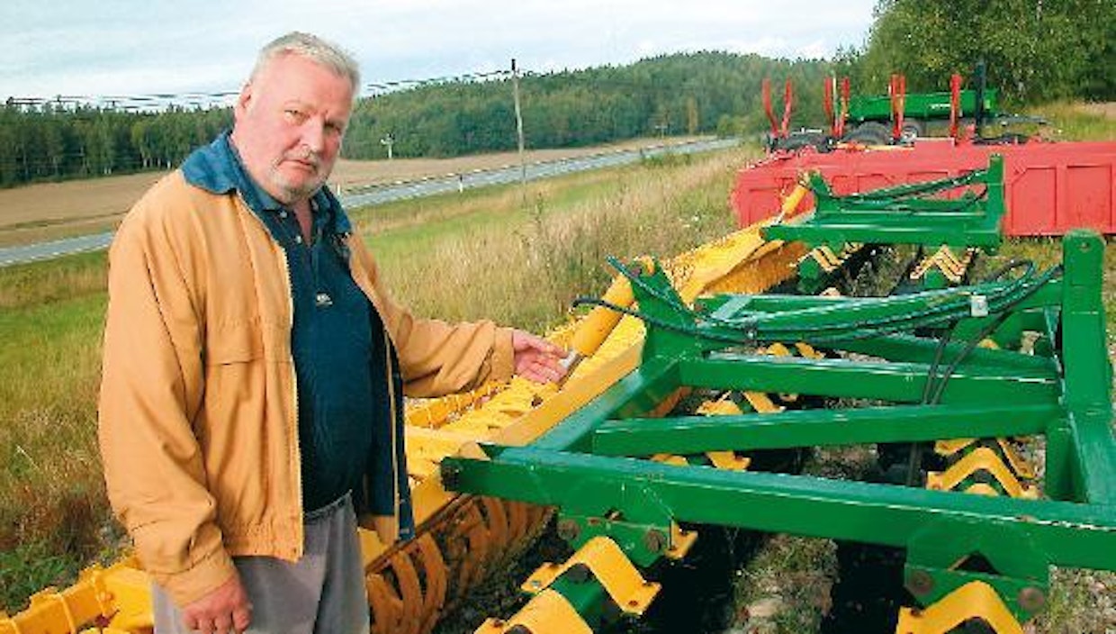 Toimitusjohtaja Yrö Tenkanen esittelee konevalikoiman uusinta tulokasta TEKO-lautasmuokkainta.