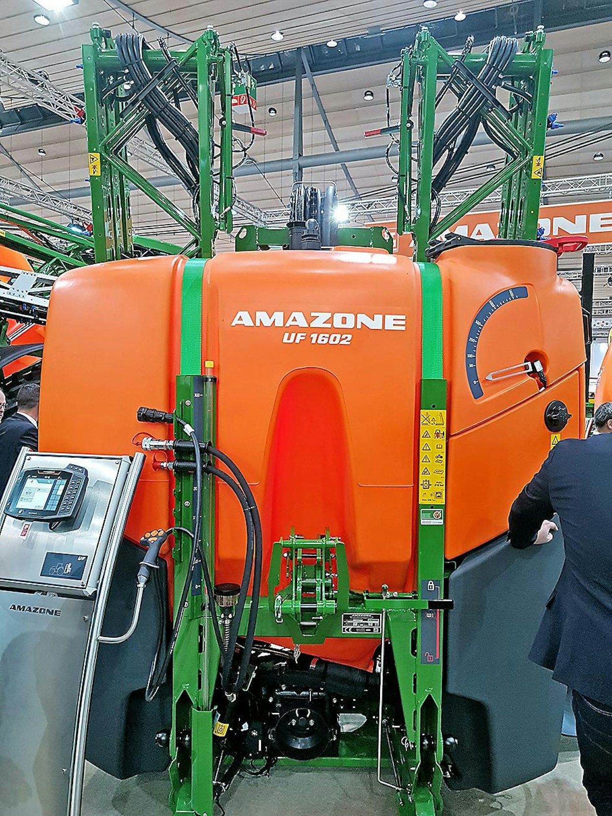 Amazonen UF 1602 nostolaiteruisku. Ruisku edustaa uutta -02 sarjaa, jossa on mm. Isobus-valmius ja runsas lisävarustevalikoima. Puomistovaihtoehdot ovat 15–30 metriä. (TL)