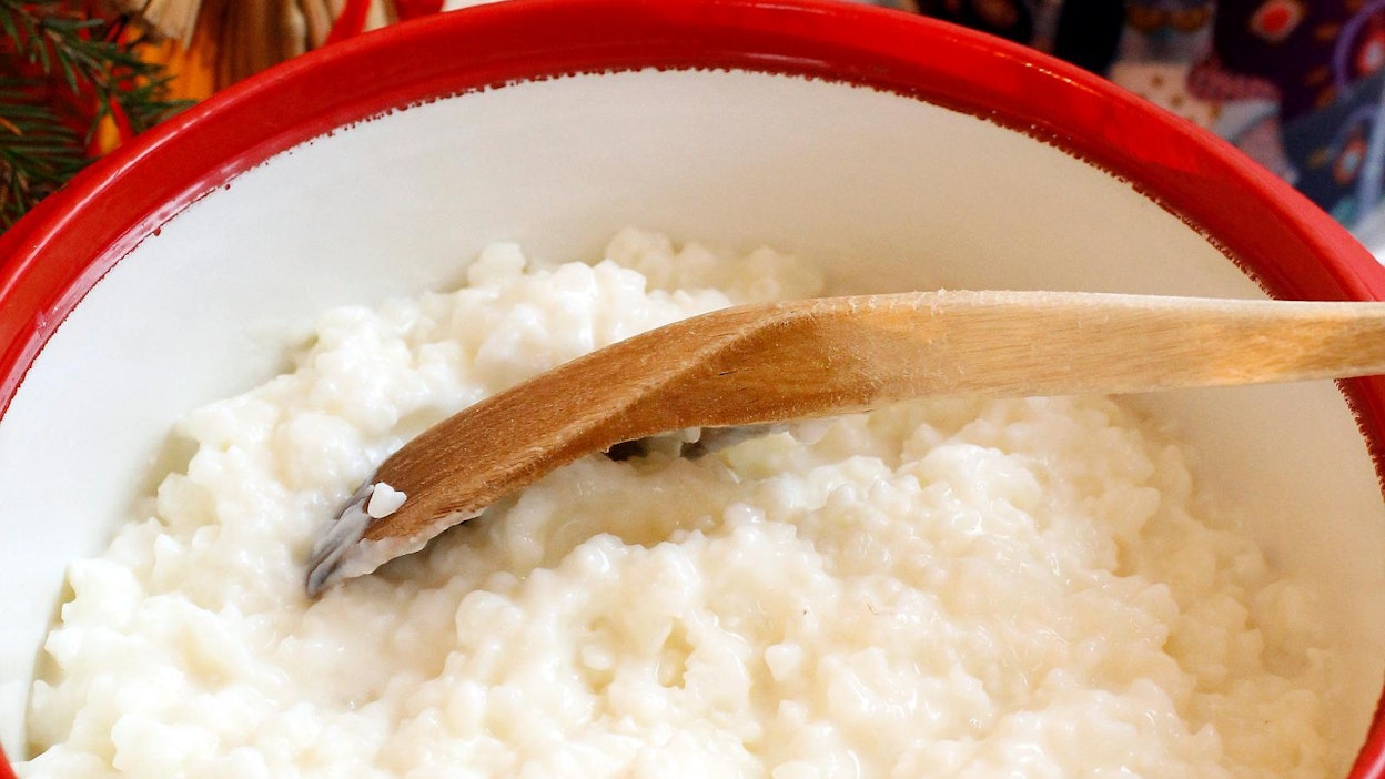 Pohjaanpalamaton maitojuoma helpottaa jouluisen riisipuuron valmistusta.
