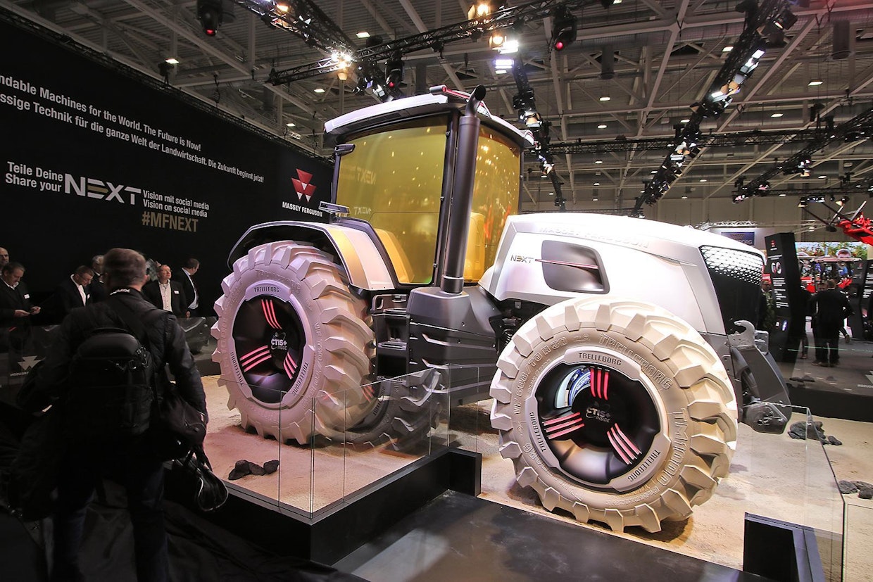 Massey Ferguson aloitti Agritechnican esittelemällä Next-konseptiansa, lähitulevaisuuden traktorin ominaisuuksia ja ulkonäköä. Next-traktorissa on valmius joko kokonaan tai osittain omatoimiseen työskentelyyn. Traktori on varustettu anturitekniikalla, joka hälyttää kiinteistä esteistä ja työmaalla liikkuvista henkilöistä, eläimistä tai ajoneuvoista. Ohjaamoon tulee kolme näyttöä ja ohjauspyörä on korvattu vipuohjauksella, jota käytetään silloin kun automaattiohjausta ei voi hyödyntää. Traktori tuskin tulee tällaisena tuotantoon, mutta siihen koottu tekniikka tulee ainakin osittain käyttöön tulevaisuudessa. (UO)