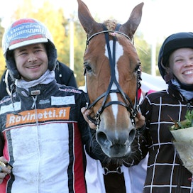 Kuvassa Poikolan Neidon kanssa poseeraavat Iikka Nurmonen ja Jenni Tuokko valmentavat hevosia jatkossa Jokimaan ratatallissa.