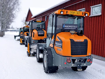 Hautasen Giant-arsenaalia. Hautaselle tuli ensimmäisiä Giantin 3500 Stage V -koneita kaksi. Aikoinaan yhdessä kuormaimessa oli takanostolaite, mutta sen käytöstä luovuttiin, sillä vastaavaa hyötyä ei havaittu hiekoituksissa tai harjaamisissa.