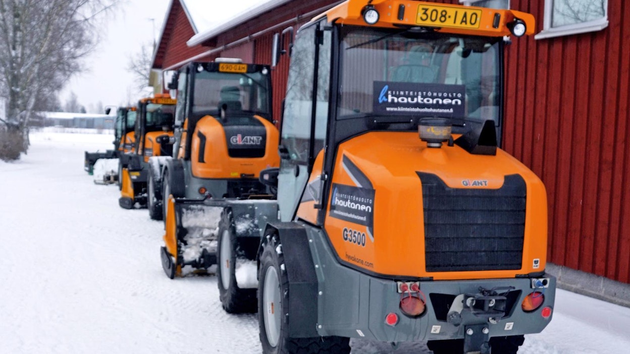Hautasen Giant-arsenaalia. Hautaselle tuli ensimmäisiä Giantin 3500 Stage V -koneita kaksi. Aikoinaan yhdessä kuormaimessa oli takanostolaite, mutta sen käytöstä luovuttiin, sillä vastaavaa hyötyä ei havaittu hiekoituksissa tai harjaamisissa.