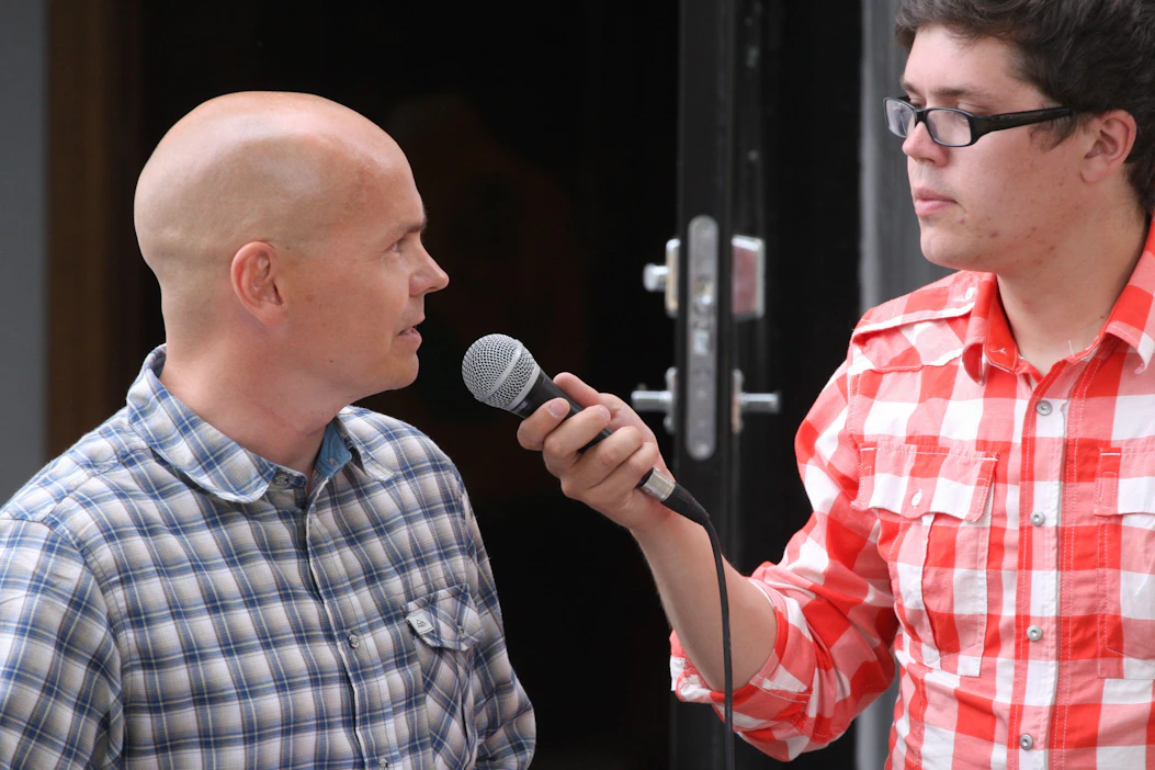 Suomen Hippoksen tietohallintopäällikkö Jukka Niskanen on kuvassa joutunut Lauri Hyvösen pihteihin.