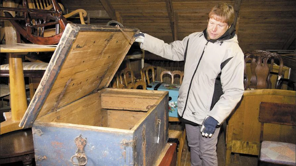 Ajan-Muistossa huonekalut myydään siinä kunnossa kun ne ovat. Satu Helpin mukaan ihmiset tykkäävät itse laittaa niitä esimerkiksi entisöintikursseilla. Markku Vuorikari