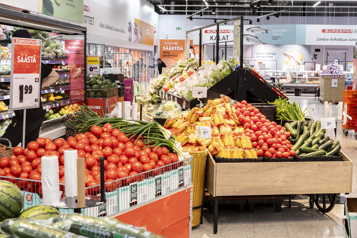 Tokmannin Eurospar-supermarketin ruokaosasto on hyvin tyypillisen ruokakaupan näköinen. Taustalla on myös lihatiski.